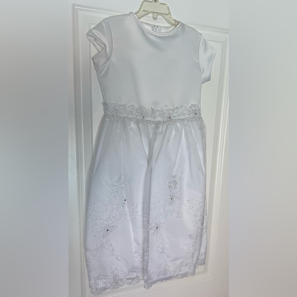 Little Girls Elegant White Dress with Floral Embroidery